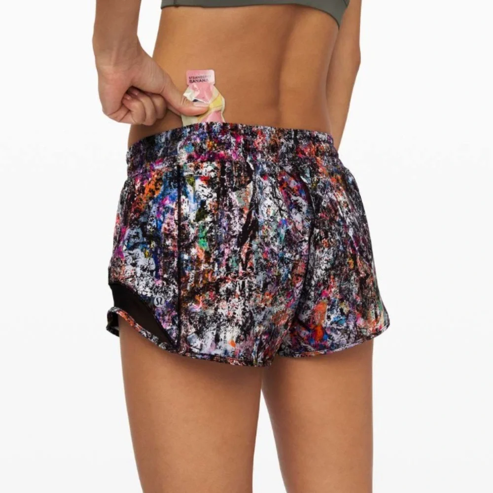 LULUEMON WOMENS HOTTY HOT LOW RISE VITALIZE BLACK MULTI COLORED MESH SHORTS 10